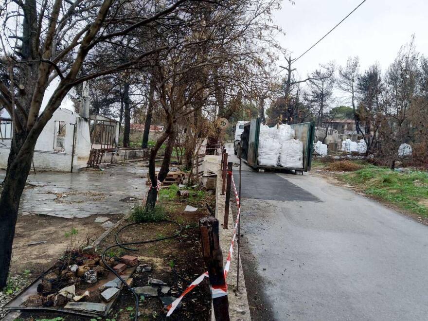  Ξεκίνησε η αποκομιδή των τσουβαλιών με αμίαντο που απειλούσαν νηπιαγωγείο στην πυρόπληκτη Ραφήνα