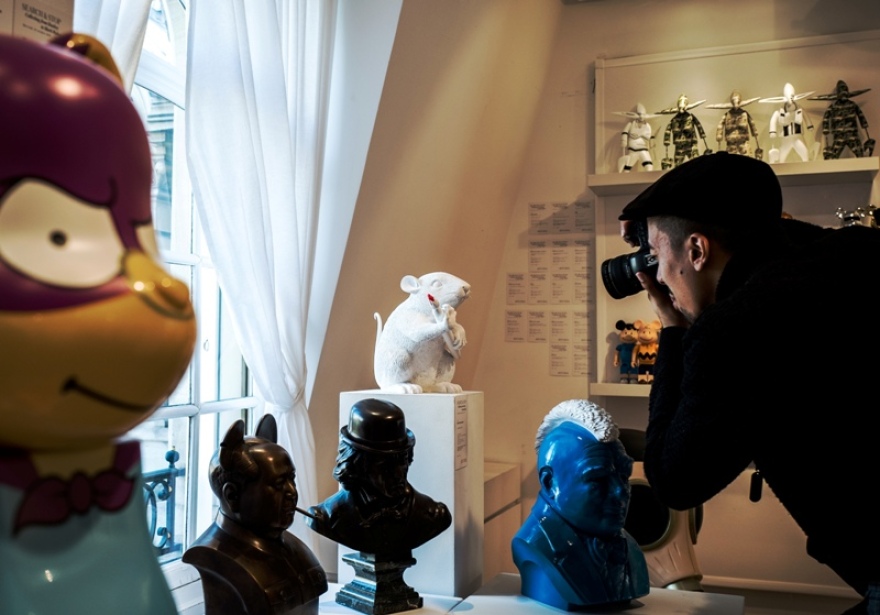 Τέσσερα έργα του Banksy βγαίνουν στο σφυρί και... ταράζουν το Παρίσι 