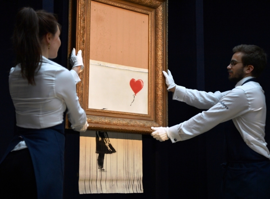 Τέσσερα έργα του Banksy βγαίνουν στο σφυρί και... ταράζουν το Παρίσι 