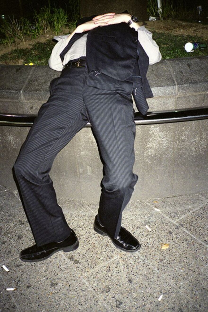 Σοκάρουν οι εικόνες από την Ιαπωνία: Εξαντλημένοι εργαζόμενοι κοιμούνται στο δρόμο με κουστούμια!