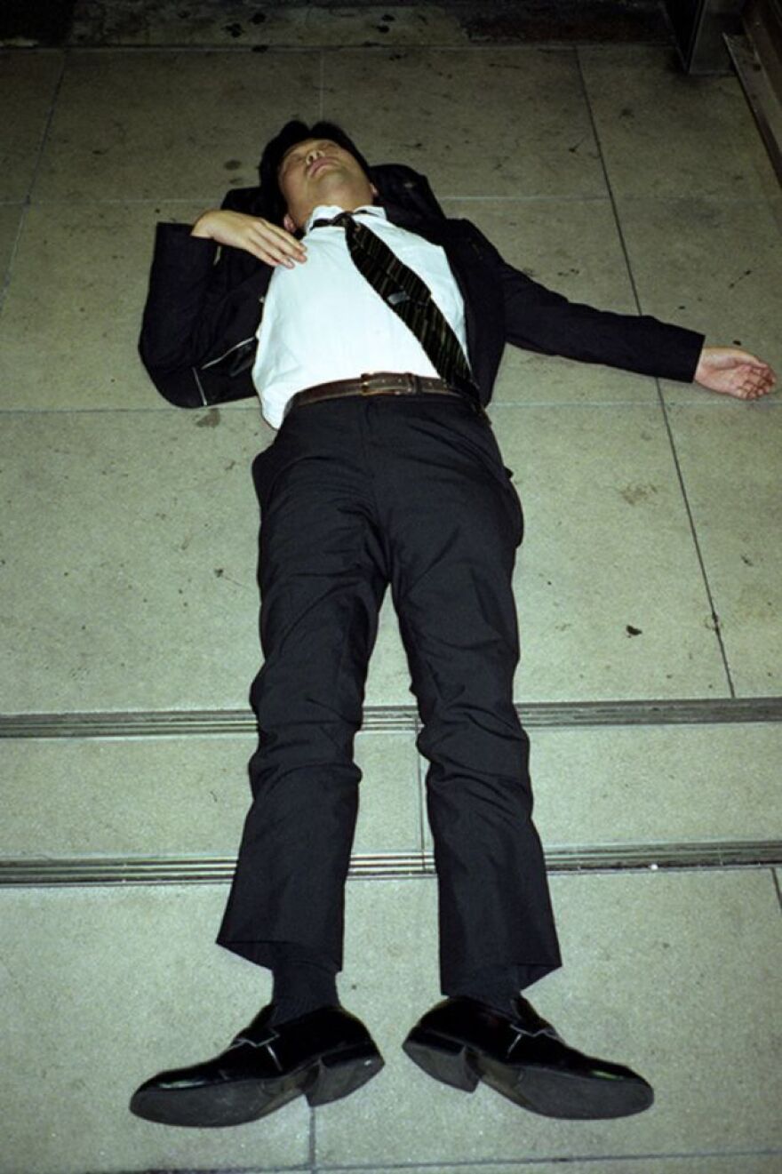 Σοκάρουν οι εικόνες από την Ιαπωνία: Εξαντλημένοι εργαζόμενοι κοιμούνται στο δρόμο με κουστούμια!