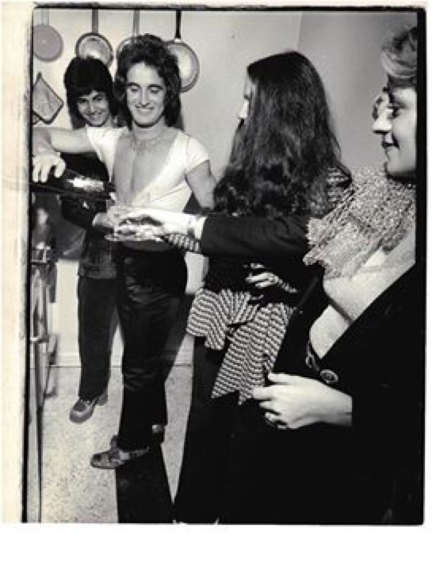 Ελληνας-ζωντανός θρύλος του Studio 54, βρίσκει και παραδίδει πορτοφόλι με πάνω από 1.000 δολάρια