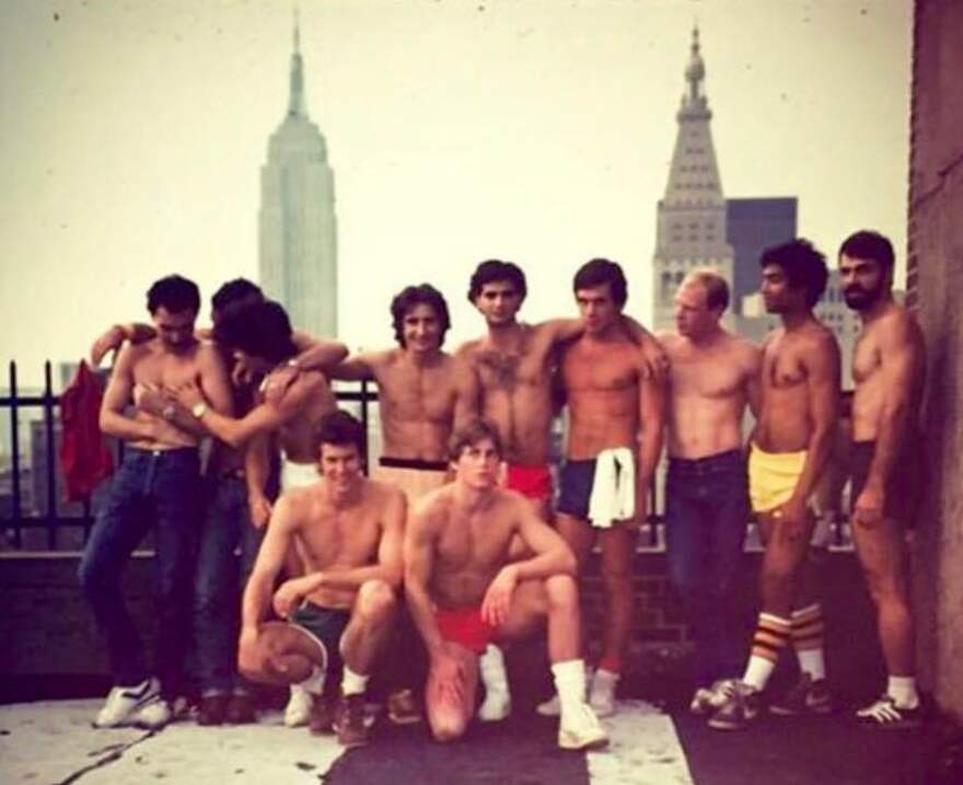 Ελληνας-ζωντανός θρύλος του Studio 54, βρίσκει και παραδίδει πορτοφόλι με πάνω από 1.000 δολάρια