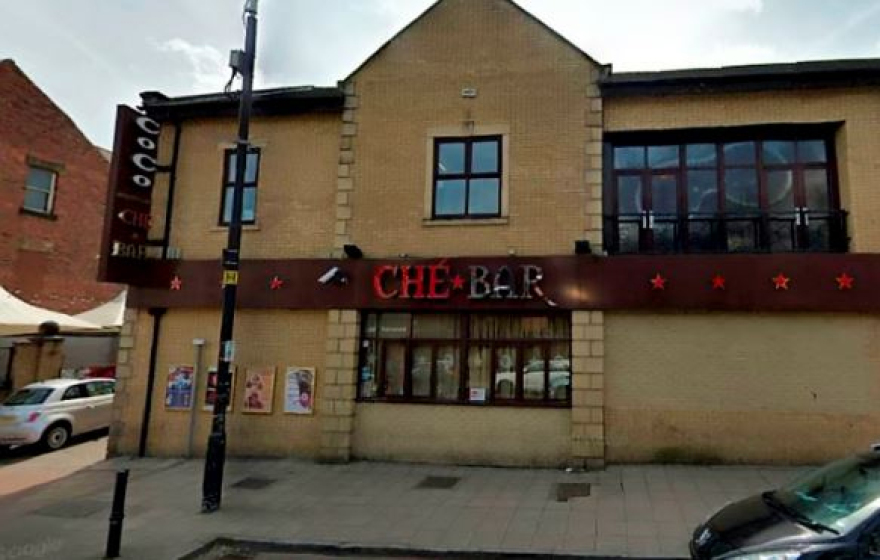 Μέθυσε και έκανε τατουάζ το αγαπημένο του μπαρ για να μπαίνει δωρεάν 