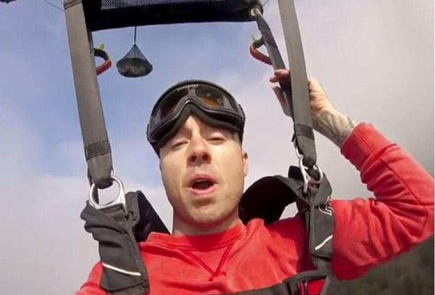 Τραγικός θάνατος Καναδού ράπερ στα γυρίσματα βίντεο κλιπ σε αεροπλάνο - Δεν άνοιξε το αλεξίπτωτό του!