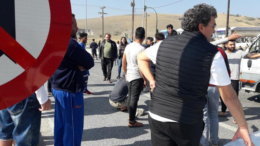 Ενταση με πρόσφυγες στην εθνική Λάρισας - Τρικάλων:  απέκλεισαν το δρόμο και πέταξαν πέτρες σε φορτηγό