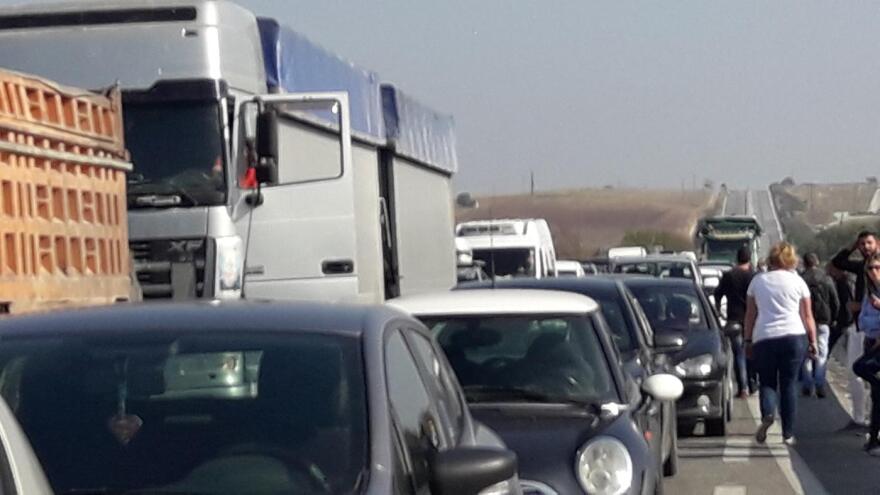 Ενταση με πρόσφυγες στην εθνική Λάρισας - Τρικάλων:  απέκλεισαν το δρόμο και πέταξαν πέτρες σε φορτηγό