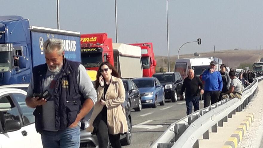 Ενταση με πρόσφυγες στην εθνική Λάρισας - Τρικάλων:  απέκλεισαν το δρόμο και πέταξαν πέτρες σε φορτηγό