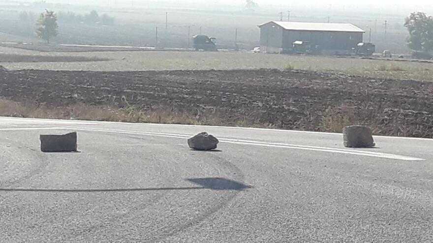 Ενταση με πρόσφυγες στην εθνική Λάρισας - Τρικάλων:  απέκλεισαν το δρόμο και πέταξαν πέτρες σε φορτηγό