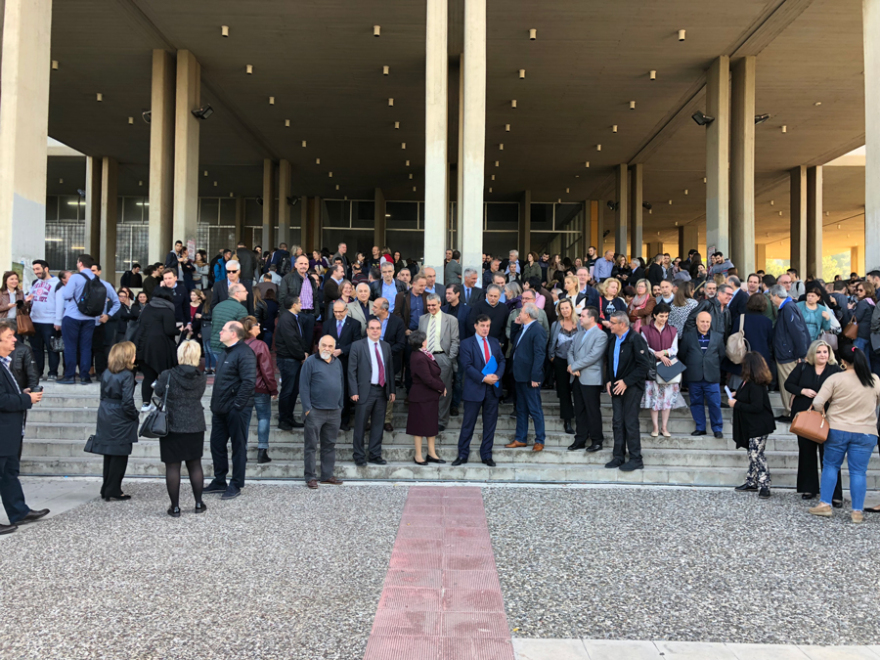 Ο Ρουβίκωνας ξανά στη Φιλοσοφική - «Όχι στη βία» λέει η Πρυτανεία του ΕΚΠΑ