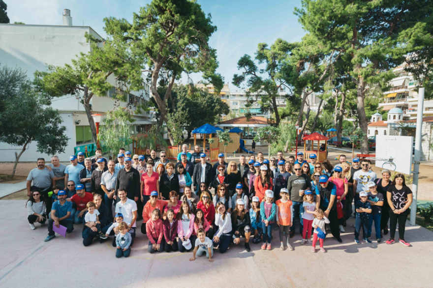 Οι εθελοντές της Μέλισσα Κίκιζας   δίπλα στα παιδιά του  Πρότυπου Εθνικού Νηπιοτροφείου Καλλιθέας