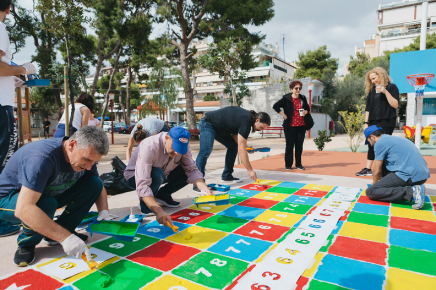 Οι εθελοντές της Μέλισσα Κίκιζας   δίπλα στα παιδιά του  Πρότυπου Εθνικού Νηπιοτροφείου Καλλιθέας
