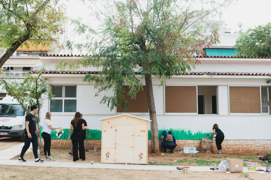 Οι εθελοντές της Μέλισσα Κίκιζας   δίπλα στα παιδιά του  Πρότυπου Εθνικού Νηπιοτροφείου Καλλιθέας