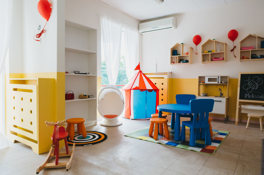 Οι εθελοντές της Μέλισσα Κίκιζας   δίπλα στα παιδιά του  Πρότυπου Εθνικού Νηπιοτροφείου Καλλιθέας