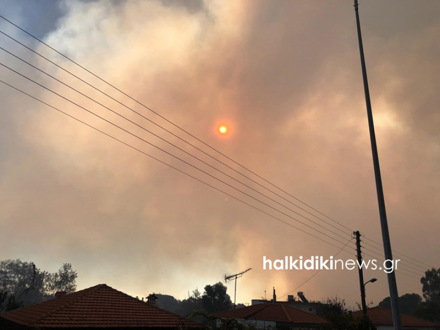  Η φωτιά στη Σιθωνία Χαλκιδικής μαίνεται ανεξέλεγκτη - Εκκενώνεται ο Κάμπος 