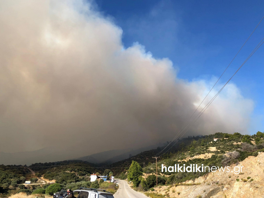  Η φωτιά στη Σιθωνία Χαλκιδικής μαίνεται ανεξέλεγκτη - Εκκενώνεται ο Κάμπος 