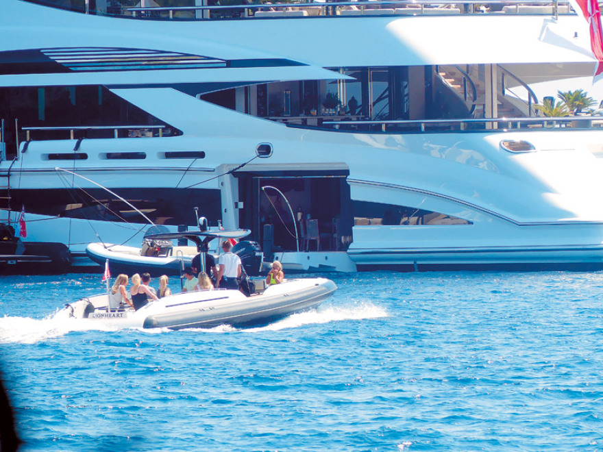 Ο Βρετανός μεγιστάνας σερ Φίλιπ Γκριν κατηγορείται για σεξουαλικές παρενοχλήσεις