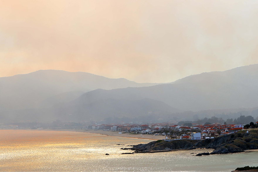 Η φωτιά στη Σιθωνία Χαλκιδικής έχει απλωθεί στα τρία χιλιόμετρα - Εκκενώθηκε ο Κάμπος