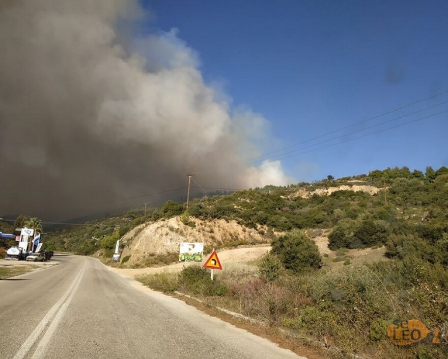 Η φωτιά στη Σιθωνία Χαλκιδικής έχει απλωθεί στα τρία χιλιόμετρα - Εκκενώθηκε ο Κάμπος