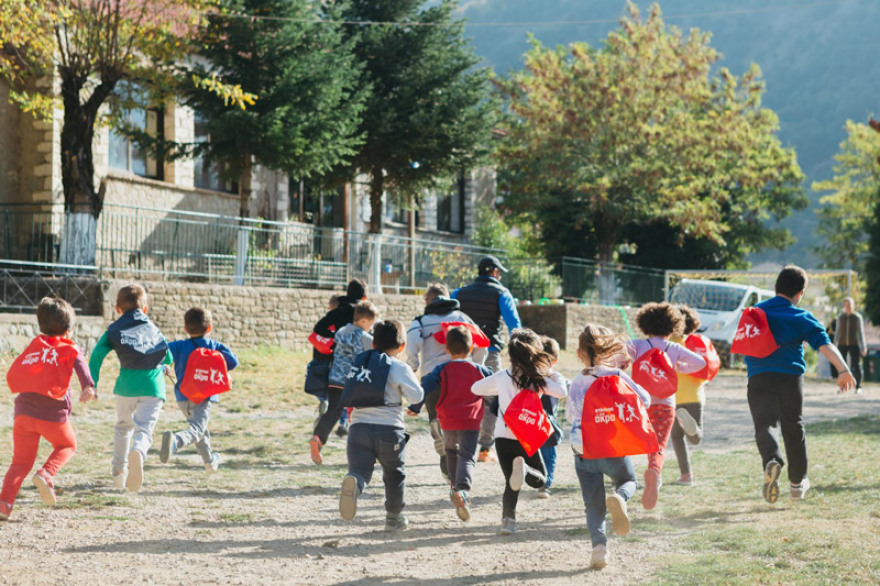 Για 8η χρονιά η Intersport  «Φτάνει στα Άκρα» μεταλαμπαδεύοντας τα ιδεώδη του αθλητισμού σε μικρούς μαθητές!