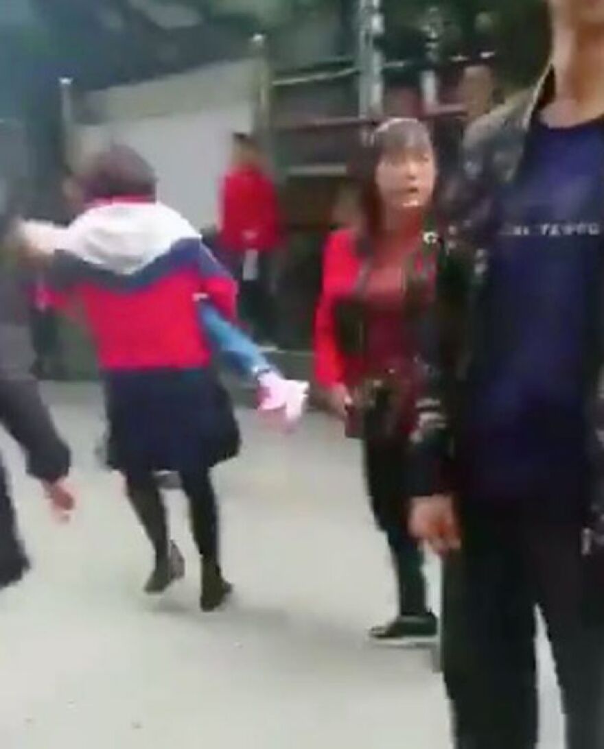 Μακελειό στην Κίνα: Γυναίκα μαχαίρωσε 14 παιδιά σε νηπιαγωγείο - Δείτε σε βίντεο τη σύλληψή της