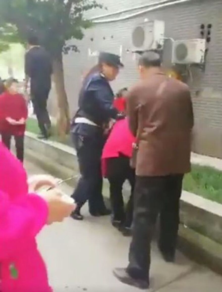 Μακελειό στην Κίνα: Γυναίκα μαχαίρωσε 14 παιδιά σε νηπιαγωγείο - Δείτε σε βίντεο τη σύλληψή της