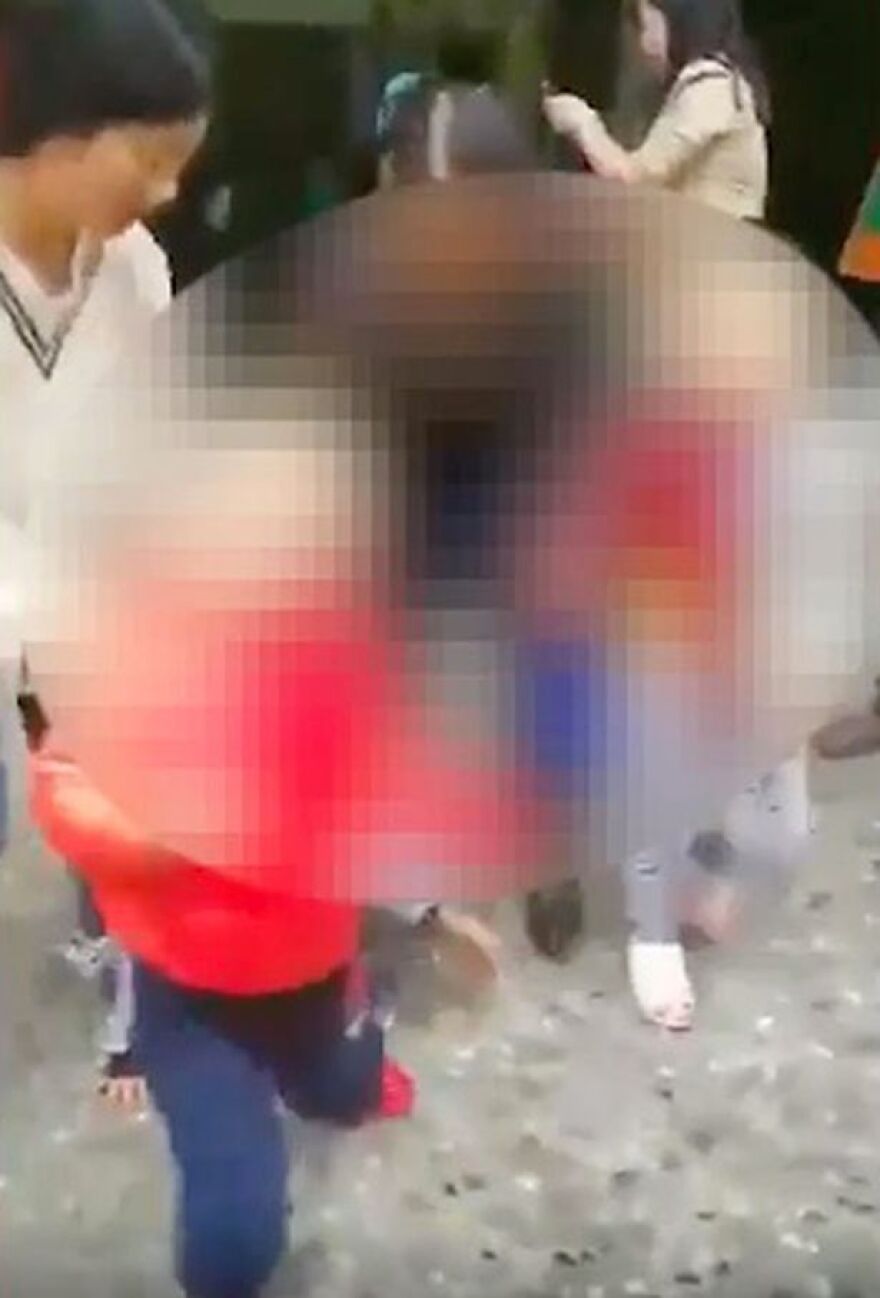 Μακελειό στην Κίνα: Γυναίκα μαχαίρωσε 14 παιδιά σε νηπιαγωγείο - Δείτε σε βίντεο τη σύλληψή της