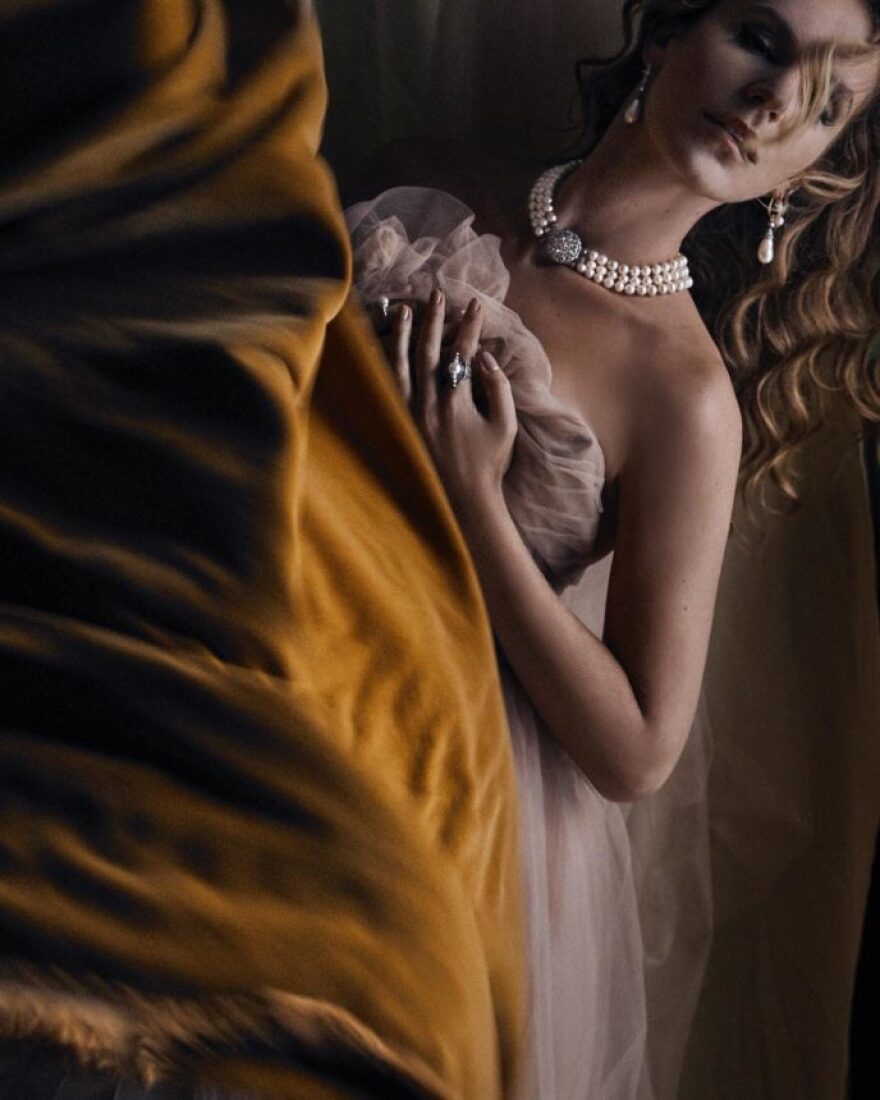 Ευγενία Νιάρχου: Φωτογραφήθηκε με το περιδέραιο της Μαρίας Αντουανέτας στη Vogue