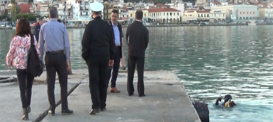Ζάκυνθος: Δύτης έκανε βουτιά στο λιμάνι για να εξετάσει υποθαλάσσια τη ζημιά από τον σεισμό