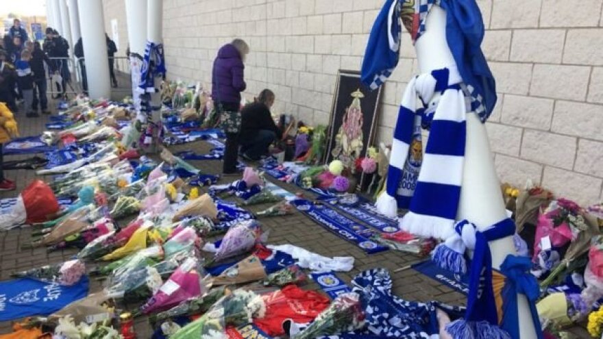 Ένα λουλούδι κι ένα κασκόλ αφήνουν μαζί με την ελπίδα, οι οπαδοί της Λέστερ... 