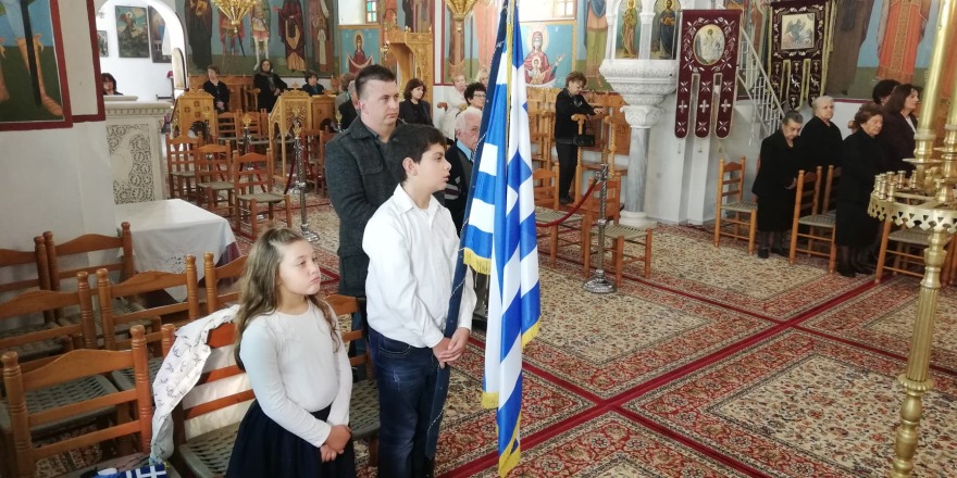 Βίντεο: Η συγκινητική παρέλαση δύο μικρών μαθητών στον Απόλλωνα Νάξου