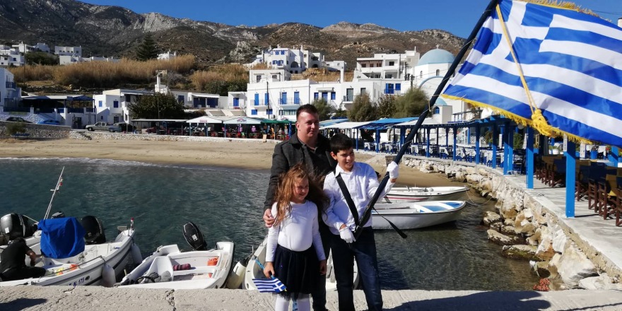 Βίντεο: Η συγκινητική παρέλαση δύο μικρών μαθητών στον Απόλλωνα Νάξου