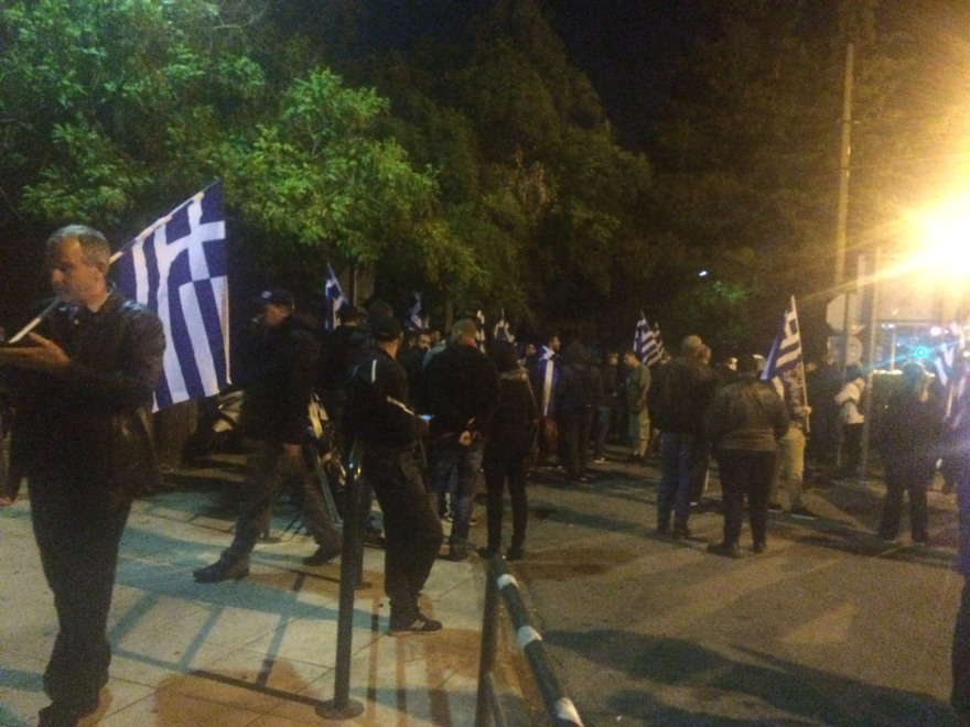 Συγκέντρωση στην πρεσβεία της Αλβανίας για το θάνατο του Κωνσταντίνου Κατσίφα