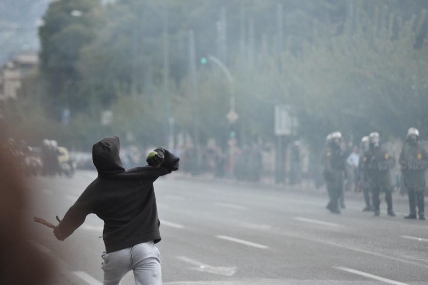 Επεισόδια με κουκουλοφόρους  στο Πολυτεχνείο