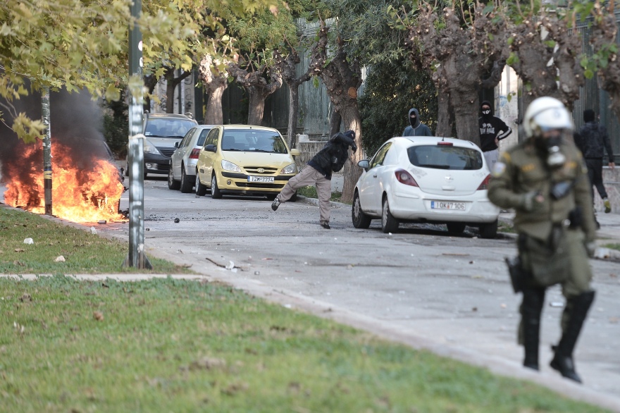 Επεισόδια με κουκουλοφόρους  στο Πολυτεχνείο