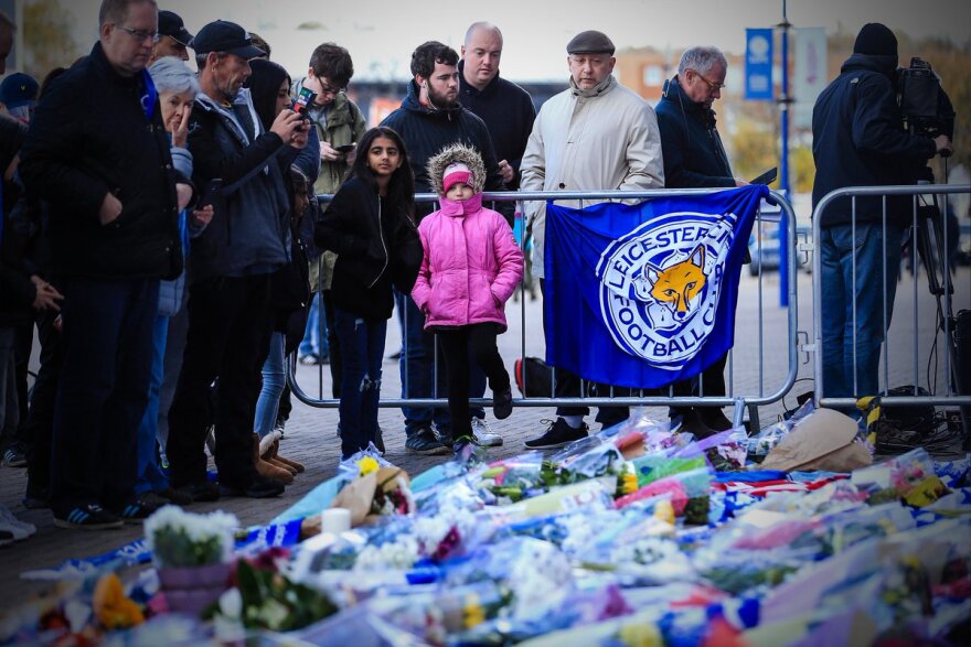 Συγκλονισμένοι οι παίκτες της Λέστερ έξω από το King Power Stadium