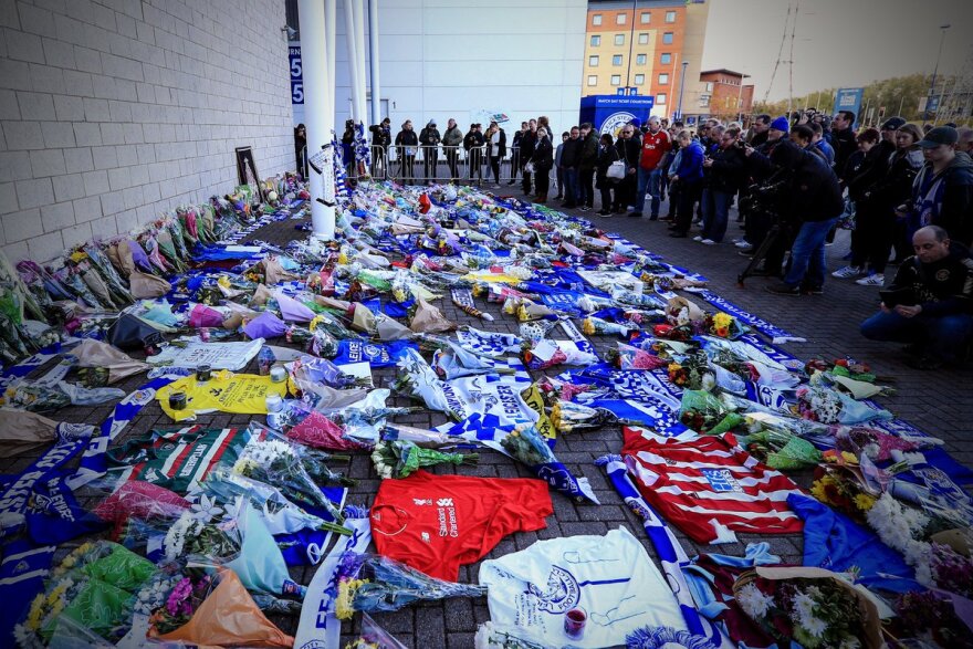 Συγκλονισμένοι οι παίκτες της Λέστερ έξω από το King Power Stadium