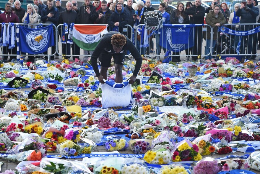 Συγκλονισμένοι οι παίκτες της Λέστερ έξω από το King Power Stadium