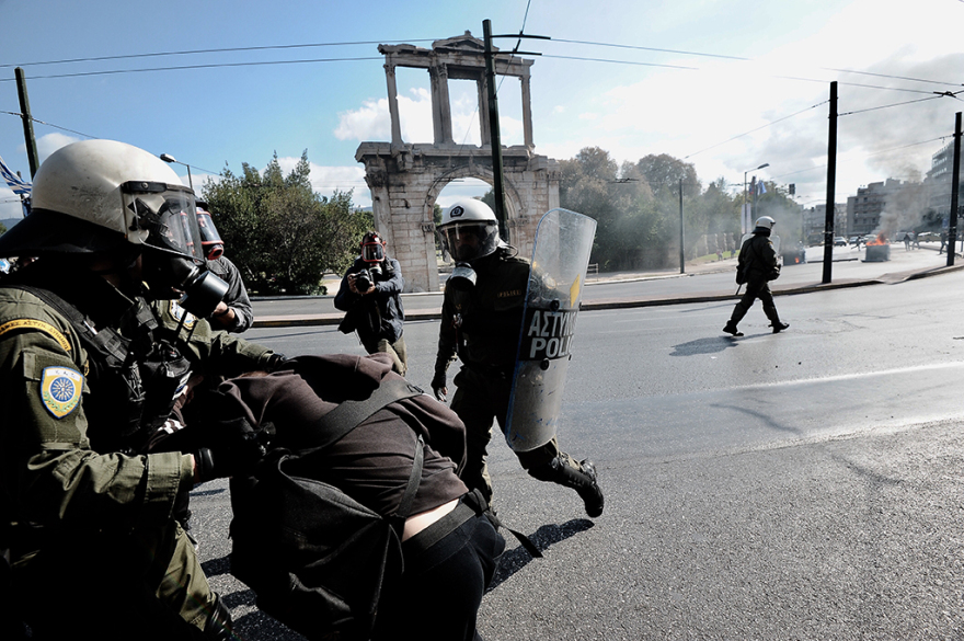 Επεισόδια με κουκουλοφόρους  στο Πολυτεχνείο