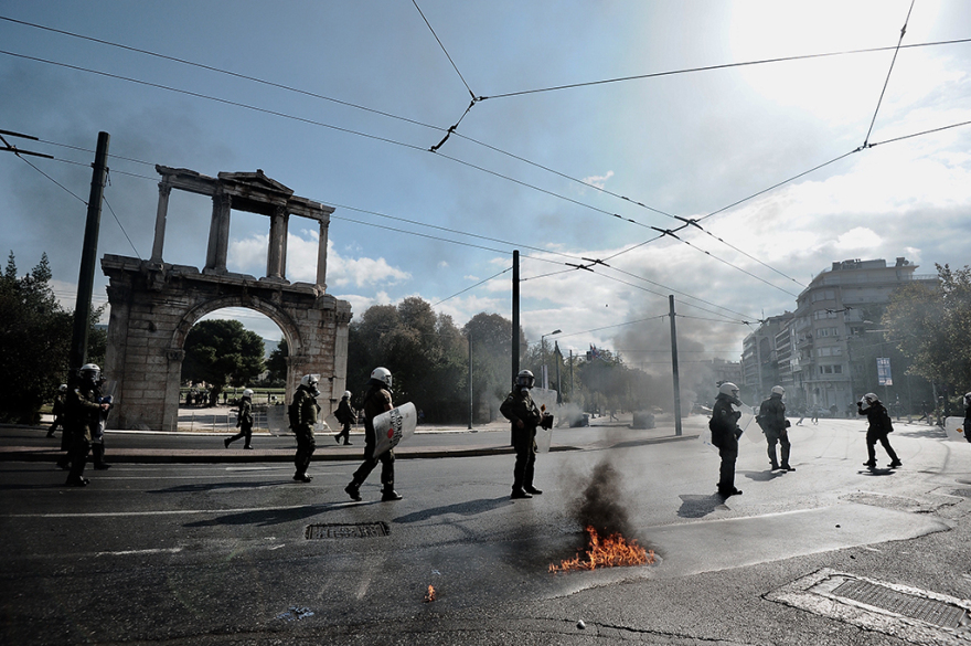 Επεισόδια με κουκουλοφόρους  στο Πολυτεχνείο