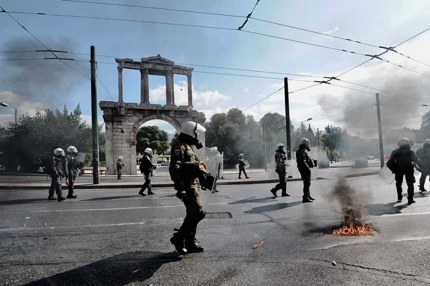 Επεισόδια με κουκουλοφόρους  στο Πολυτεχνείο