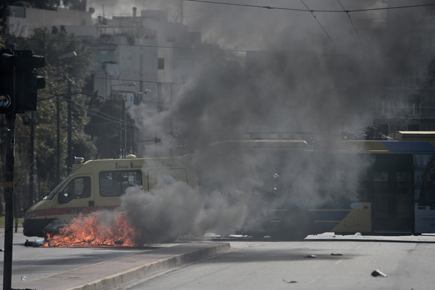 Επεισόδια με κουκουλοφόρους  στο Πολυτεχνείο