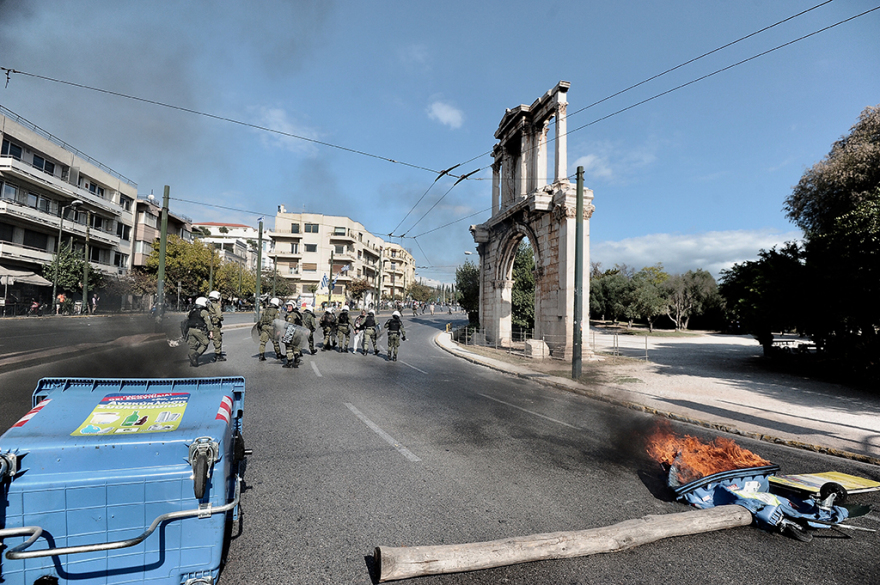 Επεισόδια με κουκουλοφόρους  στο Πολυτεχνείο