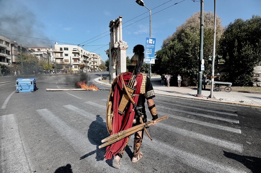 Επεισόδια με κουκουλοφόρους  στο Πολυτεχνείο