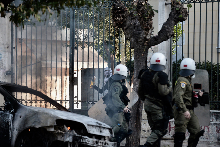 Επεισόδια με κουκουλοφόρους  στο Πολυτεχνείο