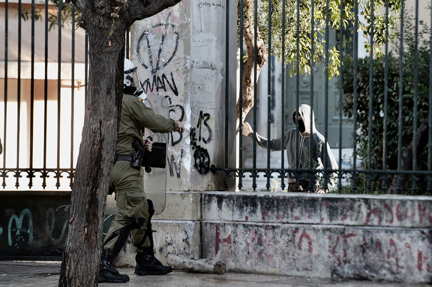 Επεισόδια με κουκουλοφόρους  στο Πολυτεχνείο