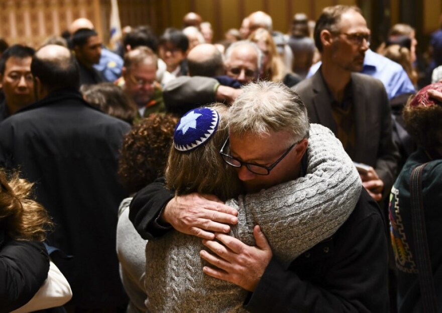 Μακελειό στη συναγωγή: Εβραίοι αξιωματούχοι καταγγέλλουν τον Τραμπ ως συνυπεύθυνο της επίθεσης