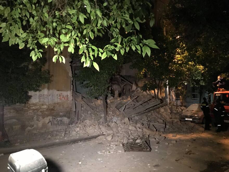 Φωτογραφίες: Μερική κατάρρευση κτιρίου στον Πειραιά