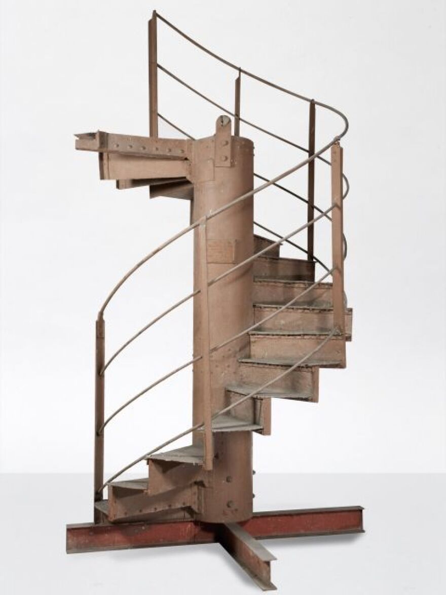 Στο σφυρί ένα κομμάτι από τη σκάλα του Πύργου του Άιφελ