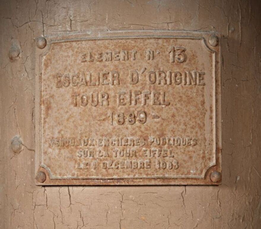 Στο σφυρί ένα κομμάτι από τη σκάλα του Πύργου του Άιφελ